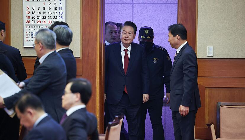 Yoon bestritt den zentralen Vorwurf, er habe dem Milit&auml;r w&auml;hrend der Nacht des 3. Dezembers befohlen, Abgeordnete aus dem Parlament zu zerren, um eine Abstimmung gegen sein Kriegsrechtsdekret zu verhindern.