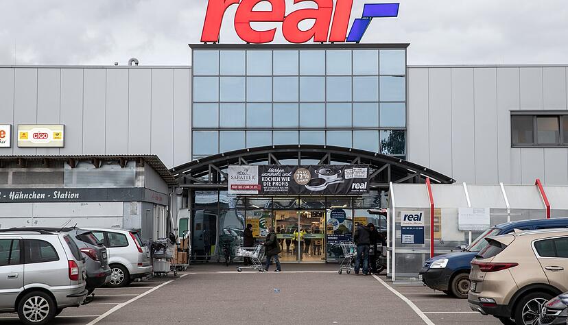 Dieses Logo wird bald verschwinden: Der Real-Markt in Kirchheim darf von Edeka übernommen werden.
Foto: Andreas Veigel