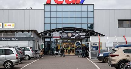 Dieses Logo wird bald verschwinden: Der Real-Markt in Kirchheim darf von Edeka übernommen werden.
Foto: Andreas Veigel