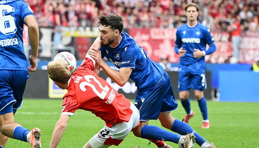 Im ausverkauften Karlsruher Stadion sahen die Fans ein intensives S&uuml;dwest-Derby.