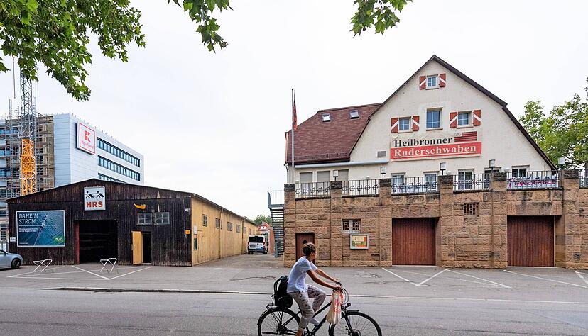 Das Bootshaus (links) und das Schwabenhaus an der Badstra&szlig;e verkauft der Verein, um mit dem Geld das neue Bootshaus finanzieren zu k&ouml;nnen.
Foto: Mario Berger