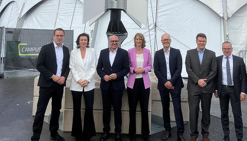 Raumfahrtministern Dorothee Bär (zweite von links) tauschte sich in Heilbronn mit HyImpulse-Chef Christian Schmierer (links) aus. Raumfahrtministern Dorothee Bär (zweite von links) tauschte sich in Heilbronn mit HyImpulse-Chef Christian Schmierer (links) aus.