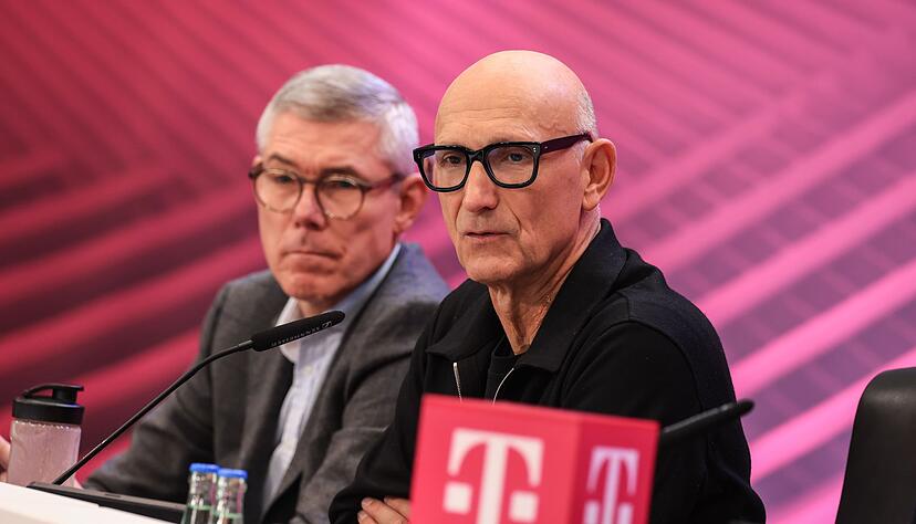 Die beiden Telekom-Chefs Christian Illek und Tim Höttges sind unzufrieden damit, dass nicht so viele Haushalte Glasfaser-Internet buchen wie gedacht.