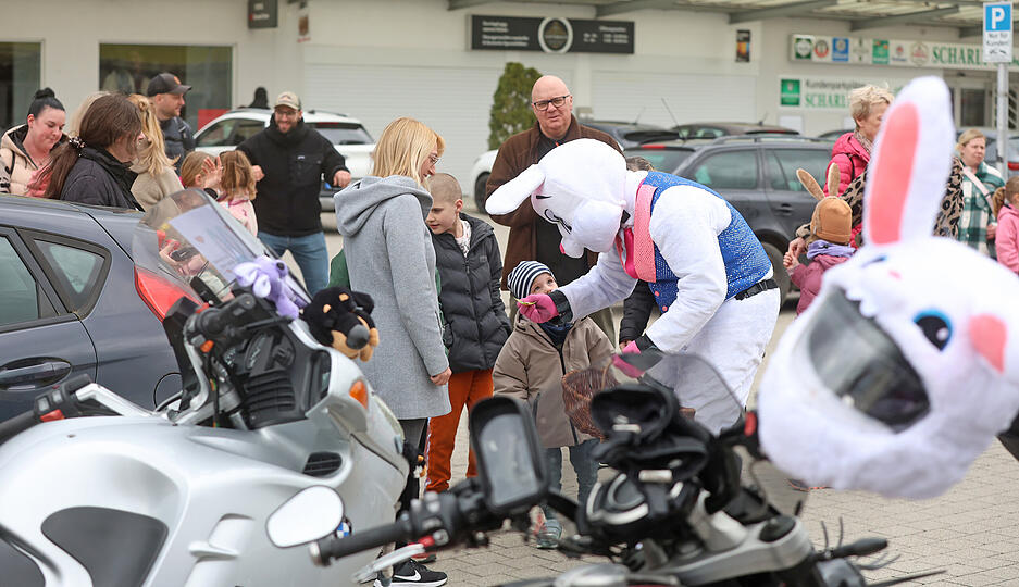 An Kinder werden bei der Tour der Osterhasen auf Motorr&auml;dern S&uuml;&szlig;igkeiten verteilt.