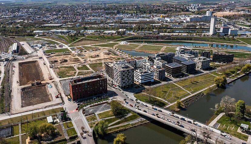 Das Luftbild vom Neckarbogen zeigt vorne rechts die Bleichinselbrücke, die in die Paula-Fuchs-Allee übergeht. Diese wird bald verlängert.
Foto: Matthias Bitsch