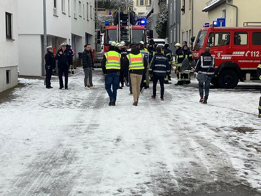Zahlreiche Einsatzkräfte sind am Montagmittag nach einem Brand in Leingarten im Einsatz.
