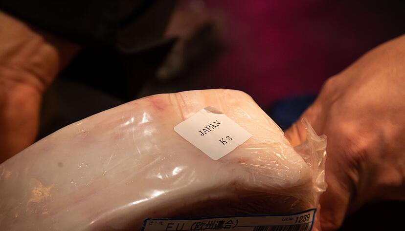 Ein japanischer Wagyu-Produzent hat sein Produkt mit einem Aufkleber versehen, der den Marmorierungsgrad 3 angibt. Insgesamt gibt es 12 Grade.