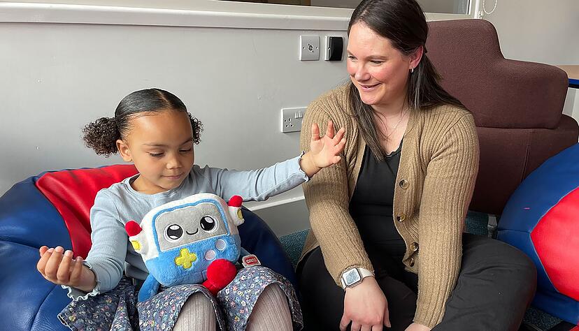 KI-Spielzeug geht Experten zufolge mit Risiken einher.