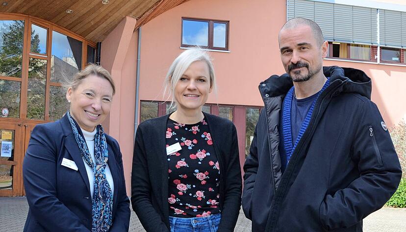 Die Schule fit für die Zukunft machen (von links): Schulleiterin Ursula Plonka, Klassenlehrerin Evelin Scheffler und Oberstufenlehrer Daniel Vujanic.
Foto: Stefanie Pfäffle