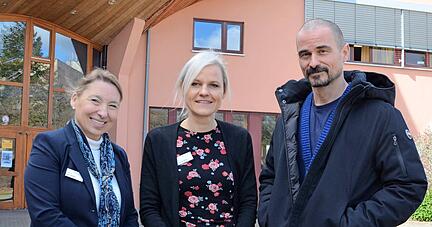 Die Schule fit für die Zukunft machen (von links): Schulleiterin Ursula Plonka, Klassenlehrerin Evelin Scheffler und Oberstufenlehrer Daniel Vujanic.
Foto: Stefanie Pfäffle Die Schule fit für die Zukunft machen (von links): Schulleiterin Ursula Plonka, Klassenlehrerin Evelin Scheffler und Oberstufenlehrer Daniel Vujanic.
Foto: Stefanie Pfäffle