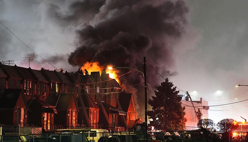&Uuml;ber der Ungl&uuml;cksstelle stiegen gro&szlig;e Rauchschaden auf.