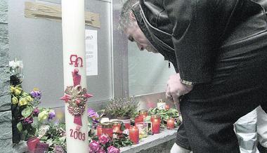 Nach dem Fürbittegottesdienst trug die Gemeinde Kerzen von der katholischen Kirche zur Sparkassenfiliale, wo man ebenfalls Lichter entzündete und der Opfer des Verbrechens gedachte. (Foto: Steffan Maurhoff) Nach dem Fürbittegottesdienst trug die Gemeinde Kerzen von der katholischen Kirche zur Sparkassenfiliale, wo man ebenfalls Lichter entzündete und der Opfer des Verbrechens gedachte. (Foto: Steffan Maurhoff)