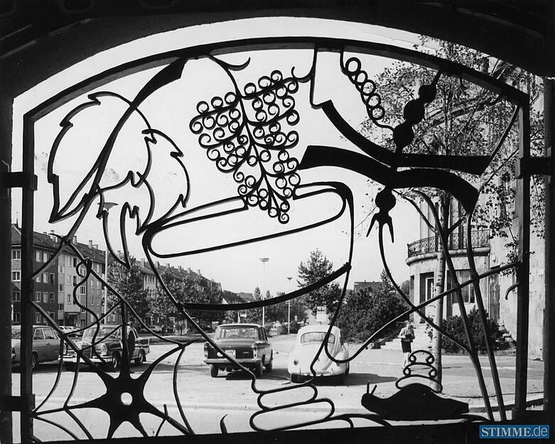 Schmiedekunst im Haus des Handwerks mit Ausblick auf das alte Heilbronner Theater am Berliner Platz 1967. Schmiedekunst im Haus des Handwerks mit Ausblick auf das alte Heilbronner Theater am Berliner Platz 1967.
