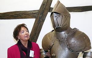 Helga Lauko im Reichsstädtischen Museum vor der Ritterattrappe. Helga Lauko im Reichsstädtischen Museum vor der Ritterattrappe.