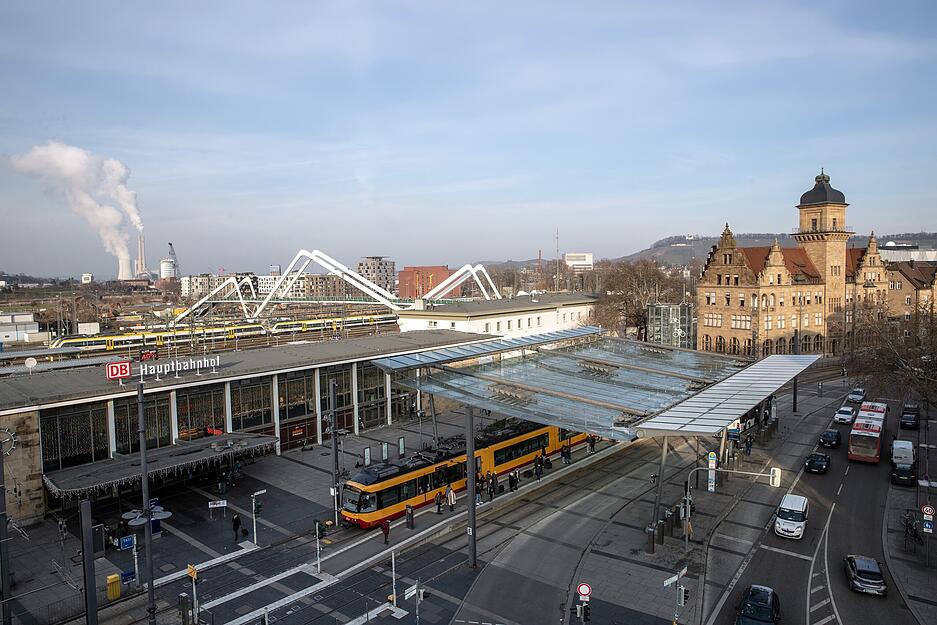 Dezember 2021: Nach langen Planungen und Bauzeiten soll im Frühjahr 2022 die neue Buga-Brücke zwischen Hauptbahnhof und Neckarbogen eingeweiht werden. Dezember 2021: Nach langen Planungen und Bauzeiten soll im Frühjahr 2022 die neue Buga-Brücke zwischen Hauptbahnhof und Neckarbogen eingeweiht werden.