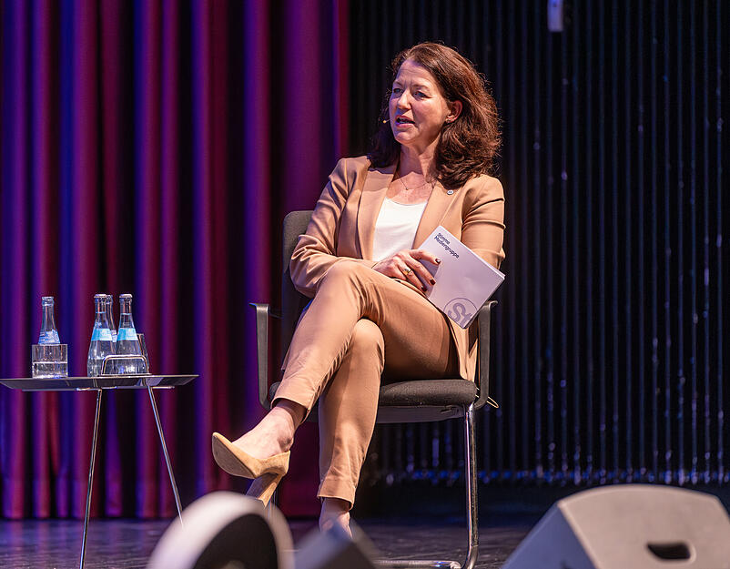 ... mit der stellvertretenden Stimme-Chefredakteurin Tanja Ochs.