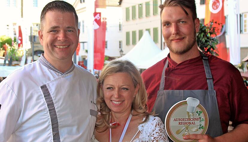 Jury-Mitglied und Weinschlüssel-Trägerin Natalie Lumpp freut sich mit den Gewinnern Björn Sinzinger (Sinzingers Krone, links) ) und Max Payerle (Württemberger Hof) über ihre "Ausgezeichnet-regional"-Plakette. Fotos: Juergen Koch Jury-Mitglied und Weinschlüssel-Trägerin Natalie Lumpp freut sich mit den Gewinnern Björn Sinzinger (Sinzingers Krone, links) ) und Max Payerle (Württemberger Hof) über ihre "Ausgezeichnet-regional"-Plakette. Fotos: Juergen Koch