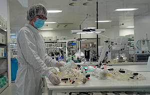 Aus Heilbronner Produktion: Eine Mitarbeiterin der Firma Xenios mit einigen der Schlauchsets, die f&uuml;r die k&uuml;nstlichen Lungen des Medizintechnikherstellers verwendet werden.