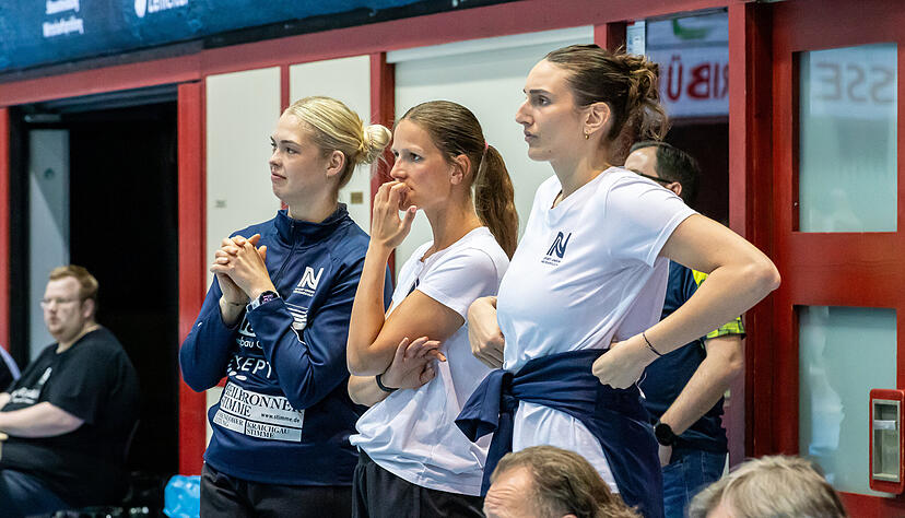 Unterschiedliche Entwicklungen: Während Kim Hinkelmann (links) zurück im Mannschaftstraining, aber noch nicht spielfähig ist, werden Munia Smits (Mitte) und Lena Ivancok der Sport-Union in Leverkusen sehr wahrscheinlich erneut fehlen.