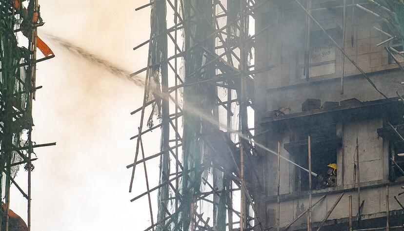 Bambus-Ger&uuml;ste haben den Brand wohl beschleunigt.