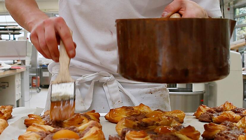 Ohne &laquo;Abgl&auml;nzen&raquo;, also einem Gelee-&Uuml;berzug, w&uuml;rde Plundergeb&auml;ck trocken und stumpf aussehen. Der &Uuml;berzug hat noch einen Nebeneffekt: Er h&auml;lt das Teilchen besser zusammen.