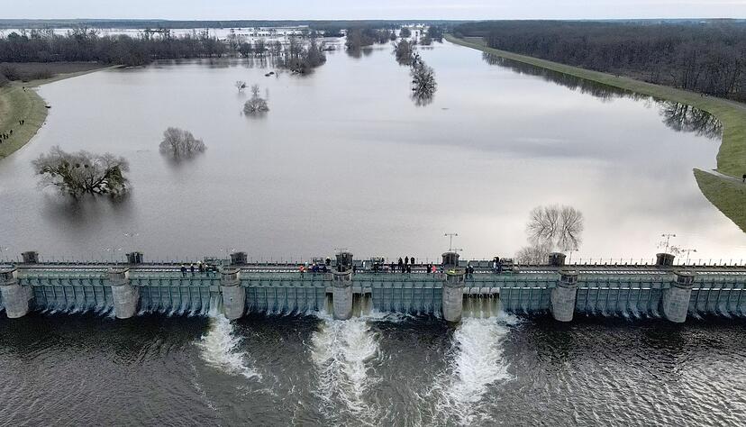 Das Pretziener Wehr war zuletzt im Juni 2013 geöffnet worden. Auch jetzt soll es dafür sorgen, dass ein Drittel des Elbwassers in einen 21 Kilometer langen Kanal fließt.