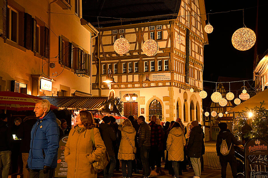 Glühwein und Punsch wurden in Eppingen ausgeschenkt, Waffeln, Raclette-Baguettes und Würstchen an Ständen verkauft.