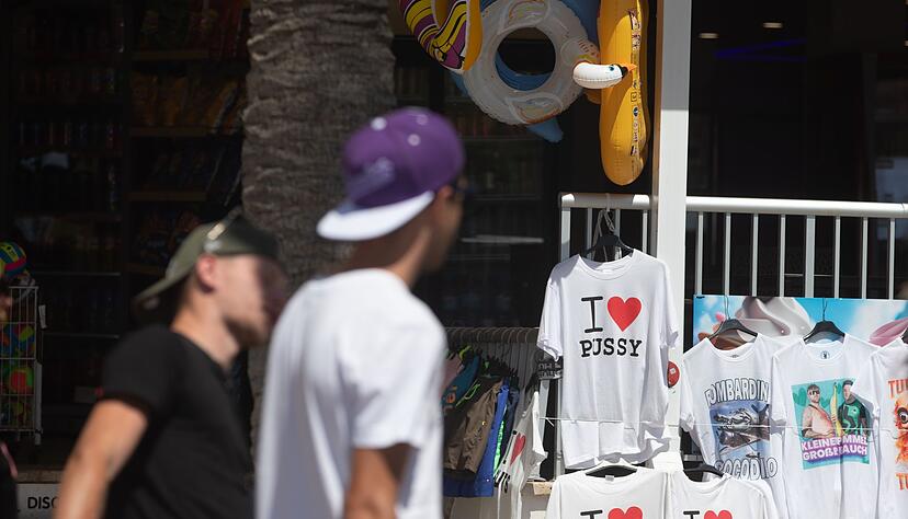 Sexistische Sprüche und Texte - am Ballermann scheint niemand damit ein Problem zu haben. Sexistische Sprüche und Texte - am Ballermann scheint niemand damit ein Problem zu haben.