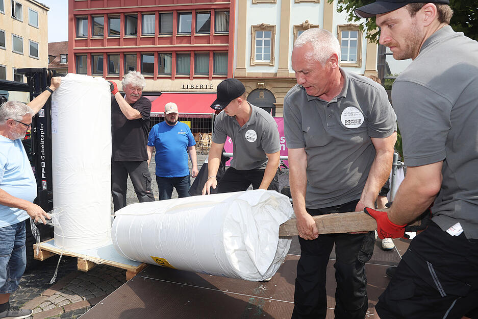 Auf den Trib&uuml;nen direkt auf dem Heilbronner Marktplatz k&ouml;nnen Zuschauer das Hochsprung-Meeting verfolgen.