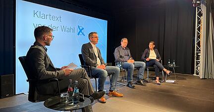 Die Kandidaten, Frank Menzel (zweiter von links) und Harald Koppenh&ouml;fer, beim Stimme-Wahlforum.