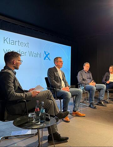 Die Kandidaten, Frank Menzel (zweiter von links) und Harald Koppenh&ouml;fer, beim Stimme-Wahlforum.