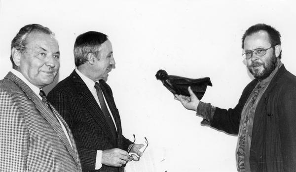 1992: Übergabe des Ernst-Barlach-Bozzetto "Vorentwurf für das Güstrower Ehrenmal". Von links: Vorstandsvorsitzender der Kreissparkasse Heilbronn Hermann Bosch, Bürgermeister Reiner Casse und Museumsdirektor Dr. Andreas Pfeiffer. 1992: Übergabe des Ernst-Barlach-Bozzetto "Vorentwurf für das Güstrower Ehrenmal". Von links: Vorstandsvorsitzender der Kreissparkasse Heilbronn Hermann Bosch, Bürgermeister Reiner Casse und Museumsdirektor Dr. Andreas Pfeiffer.