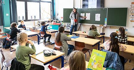 Präsenzunterricht in Leingarten: Silke Hess ist froh, dass ihre Schule schon früh eine so gute digitale Ausstattung erhalten hat. Das zahlte sich aus.
Foto: Andreas Veigel