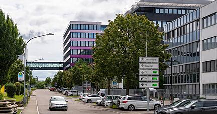 In der Zentrale der Schwarz-Gruppe in Neckarsulm werden die Entwicklungen in der Ukraine aufmerksam verfolgt. Das Unternehmen versucht nach eigenen Angaben über seine Filialen und Logistikzentren in Grenznähe Hilfe zu leisten.
Foto: Mario Berger