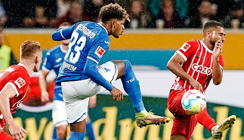 Der Hoffenheimer Georginio Rutter (links) entfaltete am Sonntagabend gegen den SC Freiburg mit Daniel-Kofi Kyereh (rechts) nur wenig Torgefahr. Der Hoffenheimer Georginio Rutter (links) entfaltete am Sonntagabend gegen den SC Freiburg mit Daniel-Kofi Kyereh (rechts) nur wenig Torgefahr.