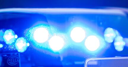 Ein Blaulicht leuchtet auf dem Dach einer Polizeistreife.
