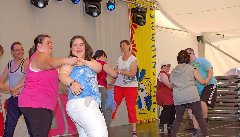 Auch beim bisher letzten Blumensommer 2013 beteiligten sich viele Gruppen − wie die Tanzgruppe der Lebenswerkstatt − an dem vielfältigen Programm.
Foto: Archiv/Pfäffle Auch beim bisher letzten Blumensommer 2013 beteiligten sich viele Gruppen − wie die Tanzgruppe der Lebenswerkstatt − an dem vielfältigen Programm.
Foto: Archiv/Pfäffle