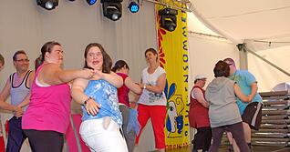 Auch beim bisher letzten Blumensommer 2013 beteiligten sich viele Gruppen − wie die Tanzgruppe der Lebenswerkstatt − an dem vielfältigen Programm.
Foto: Archiv/Pfäffle Auch beim bisher letzten Blumensommer 2013 beteiligten sich viele Gruppen − wie die Tanzgruppe der Lebenswerkstatt − an dem vielfältigen Programm.
Foto: Archiv/Pfäffle