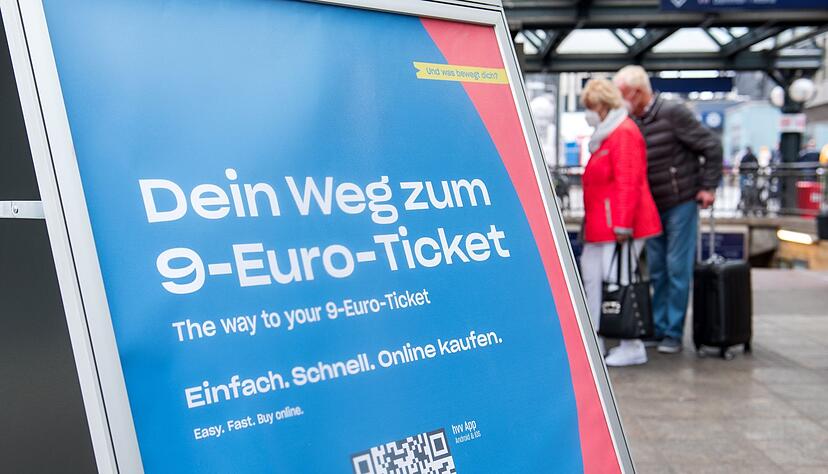 In mehreren Städten hat der Vorverkauf des 9-Euro-Tickets für den Nah- und Regionalverkehr begonnen. In mehreren Städten hat der Vorverkauf des 9-Euro-Tickets für den Nah- und Regionalverkehr begonnen.