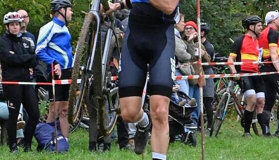 Auch Holzbänke waren Teil des Rundkurses beim Schanzencross.