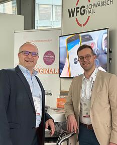 Dr. Andreas Schumm, Gesch&auml;ftsf&uuml;hrer der Wirtschaftsregion Heilbronn-Franken (links), und David Schneider, Gesch&auml;ftsf&uuml;hrer der Wirtschaftsf&ouml;rderung Schw&auml;bisch Hall, beim Weltmarktf&uuml;hrer-Gipfel.