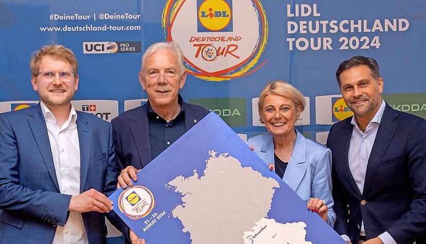 Am wichtigsten Radrennen Deutschlands in verschiedenen Rollen beteiligt (von links): Organisator Matthias Pietsch, Heilbronns Oberbürgermeister Harry Mergel, Bürgermeisterin Agnes Christner und Arnd Pickhardt (Lidl Deutschland).
Foto: Mario Berger Am wichtigsten Radrennen Deutschlands in verschiedenen Rollen beteiligt (von links): Organisator Matthias Pietsch, Heilbronns Oberbürgermeister Harry Mergel, Bürgermeisterin Agnes Christner und Arnd Pickhardt (Lidl Deutschland).
Foto: Mario Berger