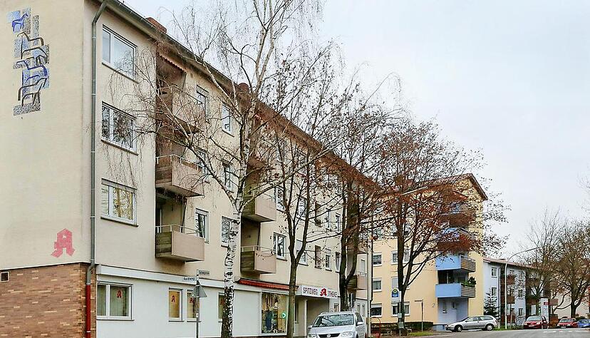 Heute prägen vor allem die hochgewachsenen Bäume das Straßenbild. Josef de Pontes Pferdebild auf der oberen Hausfassade (links) hat sich erhalten.Foto: Guido Sawatzki