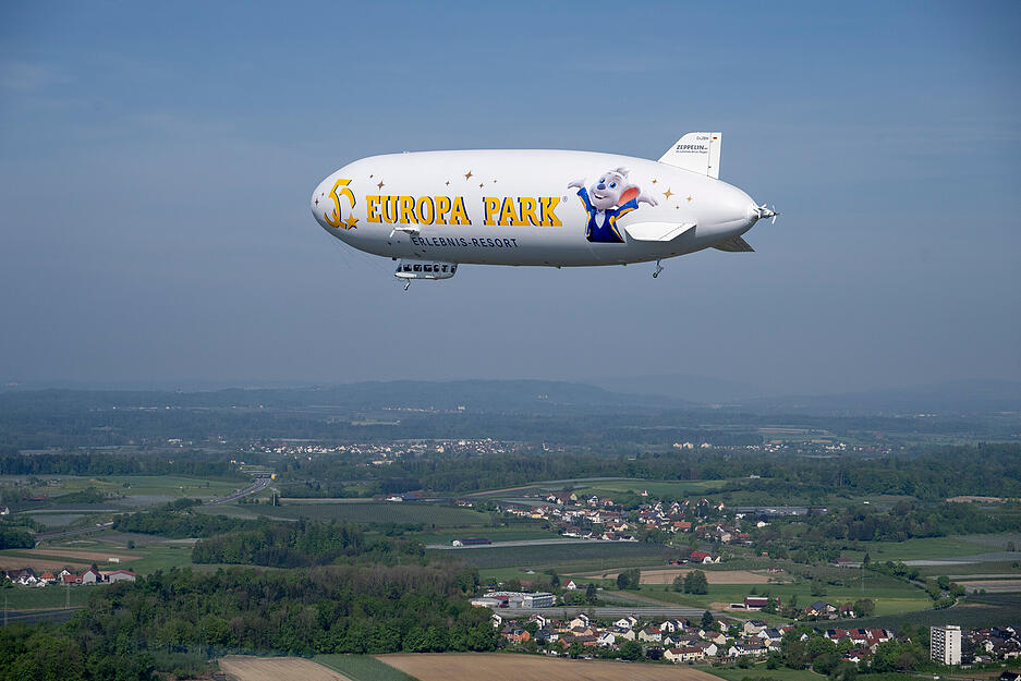 Das Luftschiff ist das neunte Modell der Deutschen Zeppelin-Reederei (DZR), von denen künftig drei über Deutschland fliegen sollen, wie DZR-Geschäftsführer Eckhard Breuer erklärte.