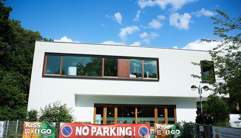 Im Umfeld der Schule liefen polizeiliche Ma&szlig;nahmen, sagte ein Polizeisprecher, nannte aber keine Details.