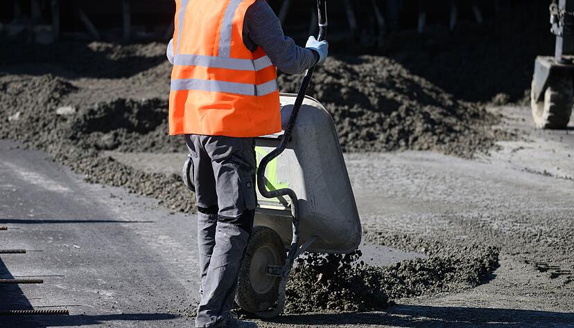 Der Staat will Milliarden in Stra&szlig;en, Schienen und Verteidigung investieren. Das sollte die heimische Konjunktur anschieben. (Symbolbild)