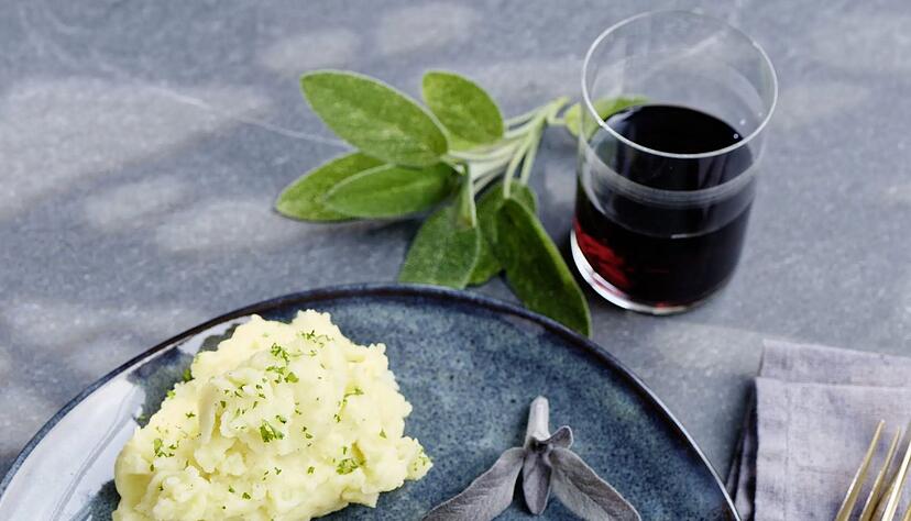 Klassische Beilage mit Twist: Balsamico-Zwiebeln erg&auml;nzen gebratene Leber ideal.