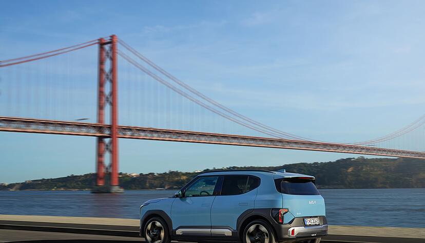 Reisen ohne Ende? Solange Sie wollen, allerdings muss der Kia in dieser Version spätestens nach 317 Kilometern an die Ladesäule - es kommt aber auch ein Modell mit mehr Reichweite. Reisen ohne Ende? Solange Sie wollen, allerdings muss der Kia in dieser Version spätestens nach 317 Kilometern an die Ladesäule - es kommt aber auch ein Modell mit mehr Reichweite.