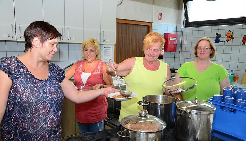 Alexandra Janda, Michaela Erb, Silvia Stammer und Sabrina Ulmer vom Fischereiverein Widdern haben den Eintopf an THW-Einheiten und Feuerwehrleute verteilt.