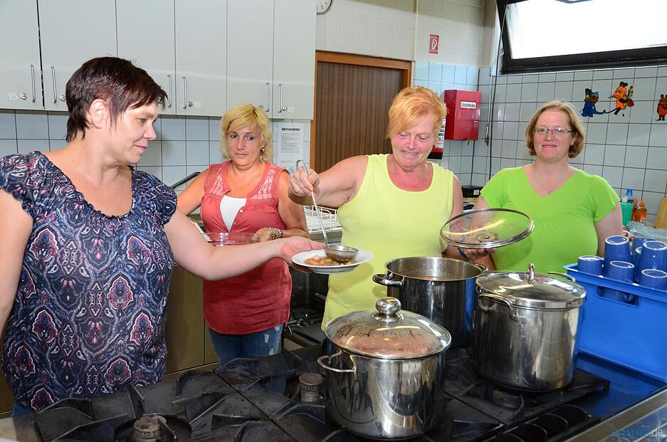 Alexandra Janda, Michaela Erb, Silvia Stammer und Sabrina Ulmer vom Fischereiverein Widdern haben den Eintopf an THW-Einheiten und Feuerwehrleute verteilt.